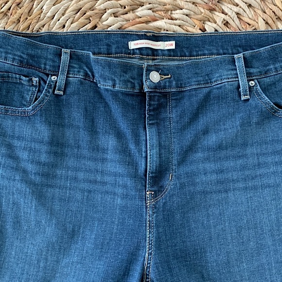 Levi’s 725 High Rise Bootcut 20W Short - Picture 7 of 14